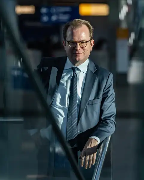 Sven von Below auf der Rolltreppe